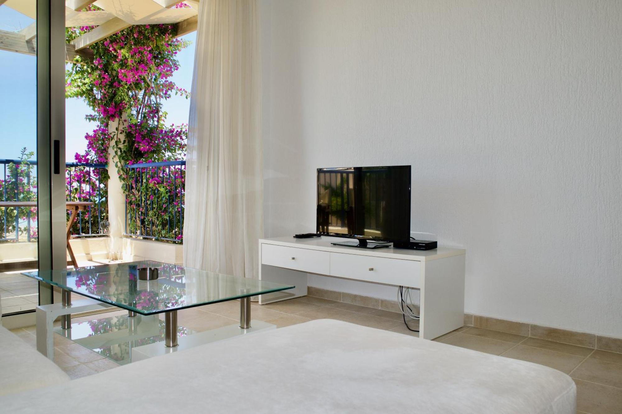 Resitour - Aphrodite Beachfront Pirgos Psilonerou Room photo
